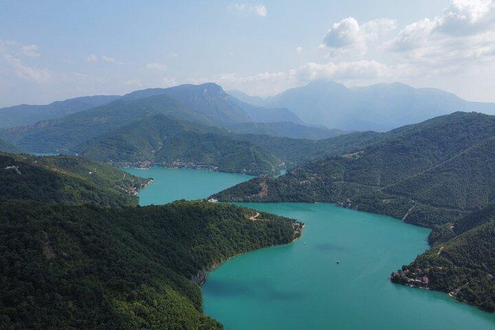 Kayak sur le lac Jablanica