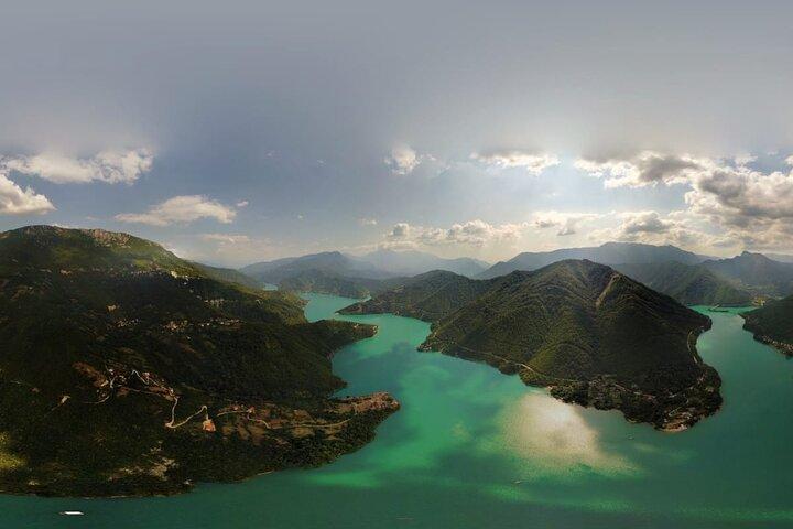 Kayak sur le lac Jablanica