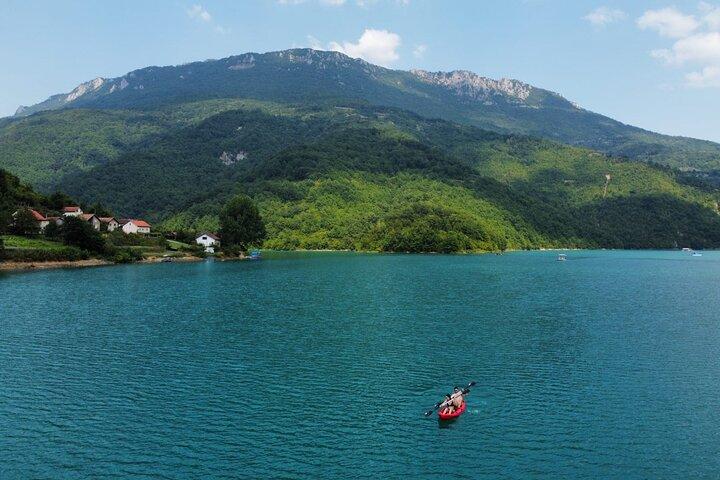 Kayak sur le lac Jablanica