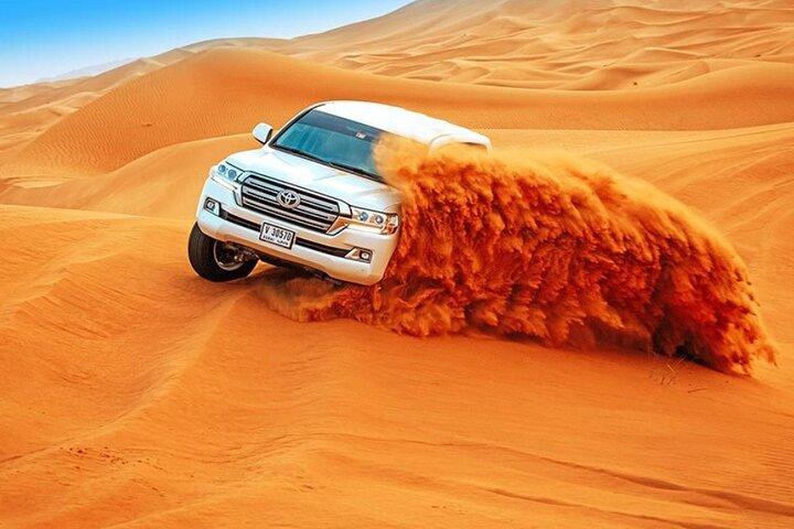 Safari dans le désert de Dubaï: avec balade à dos de chameau, divertissement en direct et barbecue