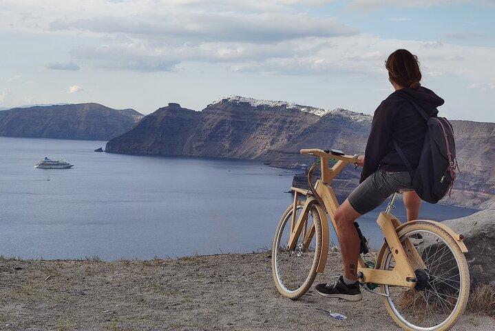サントリーニ島エンポリオ城での2時間のプライベート木製電動自転車ツアー