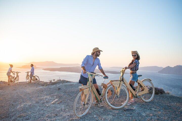 サントリーニ島エンポリオ城での2時間のプライベート木製電動自転車ツアー