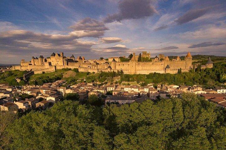 Private Konferenztour: Stadt, Château Comtal und Stadtmauern