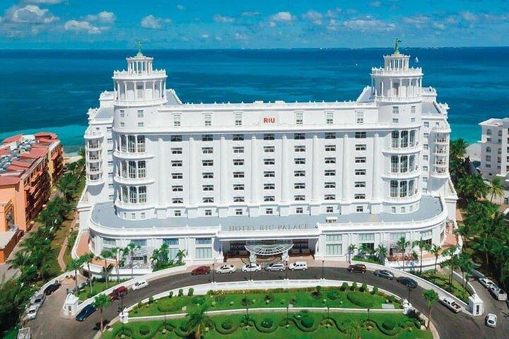 Traslado privado al aeropuerto de Cancún y al hotel Riu Palace Las Américas