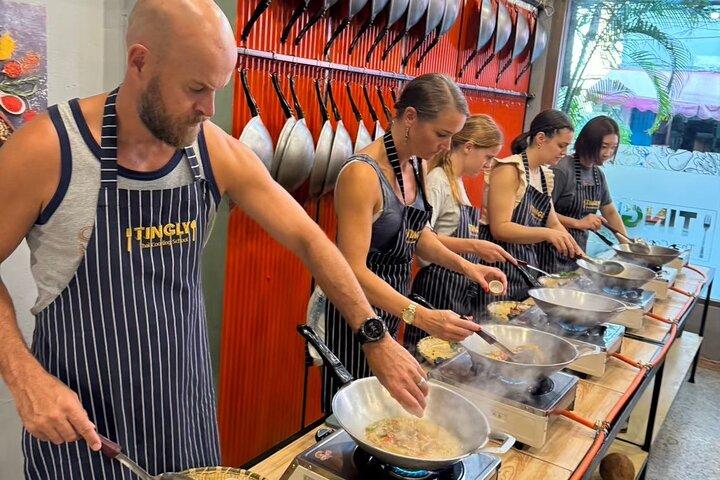 Aula de culinária tailandesa com tour matinal pelo mercado