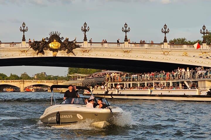 Private cruise on the Seine with Happy Cruise in Paris