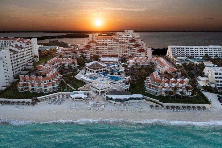 Transporte privado al aeropuerto de Cancún y Wyndham Grand Cancún
