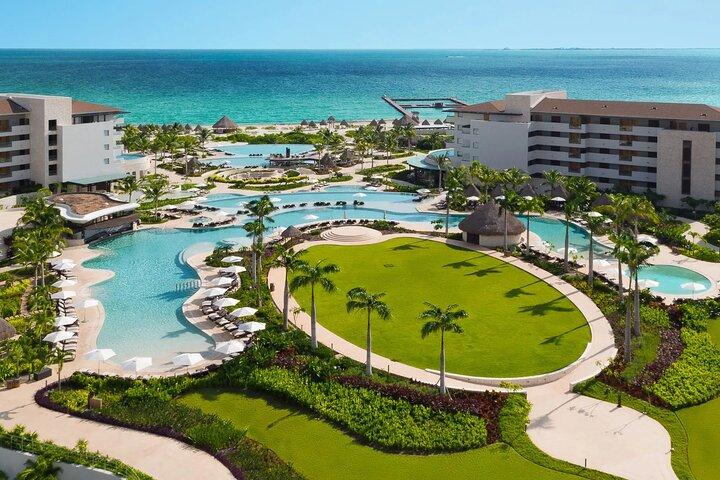 Transporte Privado al Aeropuerto de Cancún y Dreams Playa Mujeres Resort
