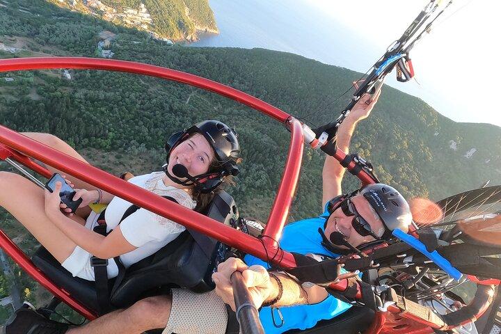 Voos tandem de paratriking sobre a ilha de Corfu