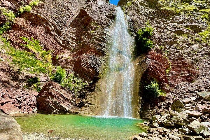 Gita di un giorno al monte Dajti e alle cascate Shengjergj in Land Rover