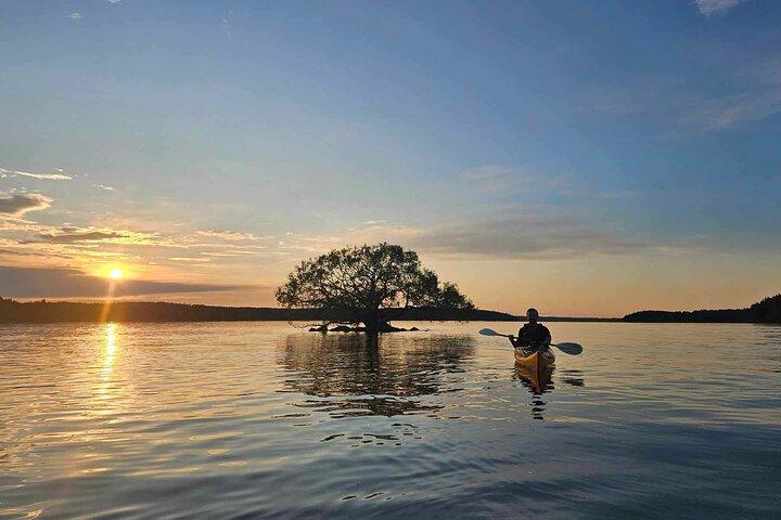 Kajaktour bei Sonnenuntergang mit Fika am Stockholmer Seeufer