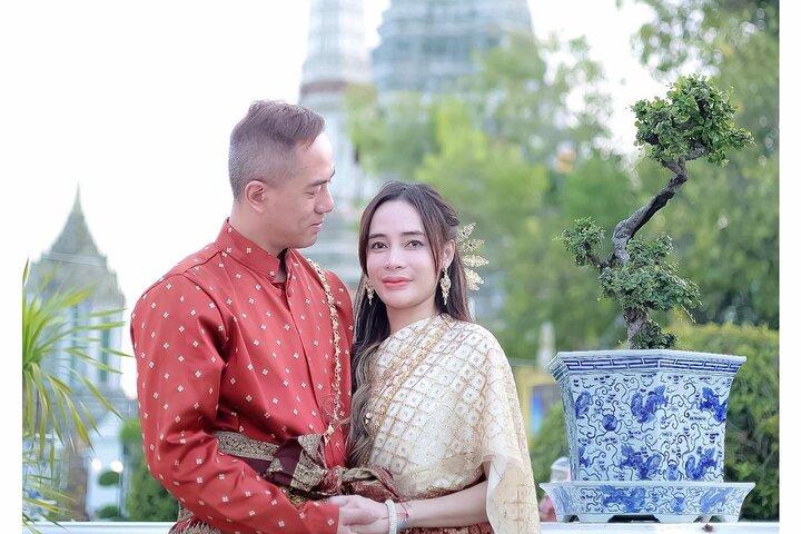 Aluguel particular de fantasias tailandesas e penteado em Wat Arun