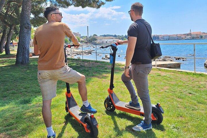 Visite guidée privée du lagon vert en scooter électrique à Poreč