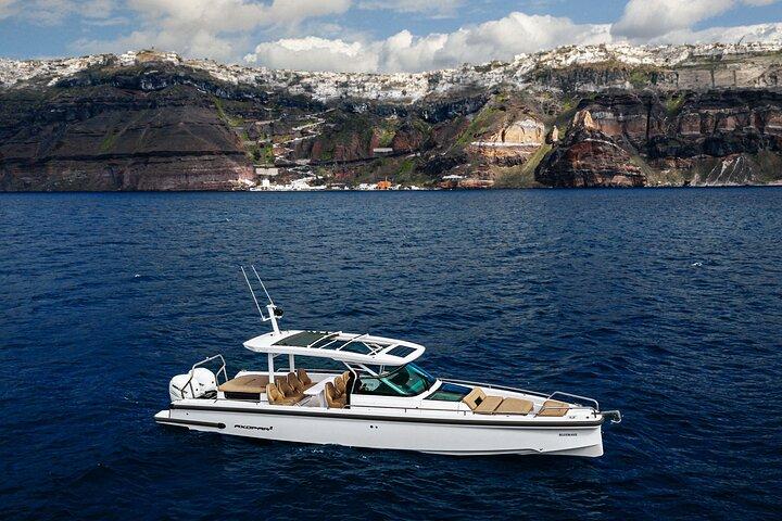 El yate a motor privado más rápido de Santorini: tour todo incluido