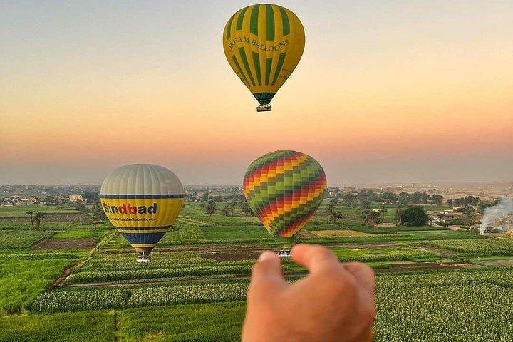 ルクソール日帰りツアーには気球乗り、ツタンカーメン王の墓、クイーンズバレーが含まれます