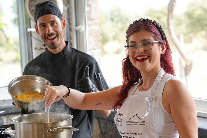 Lección de cocina de Santorini con el chef y una botella de vino