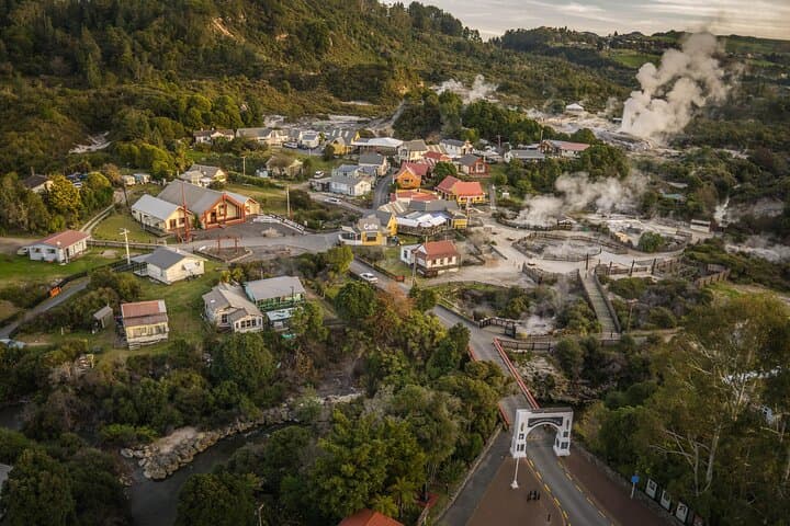 Hobbiton & Rotorua Māori Village with Lunch from Auckland