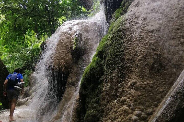 Visita Dantewada (Tierra de los Ángeles), Templo Azul y Cascada Pegajosa