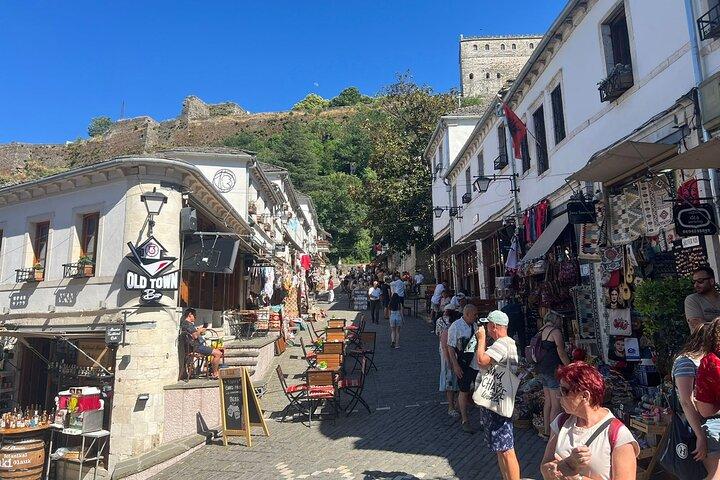 Visite d'une journée à Blue Eye, au monastère, à Gjirokaster et au château de Lekursi