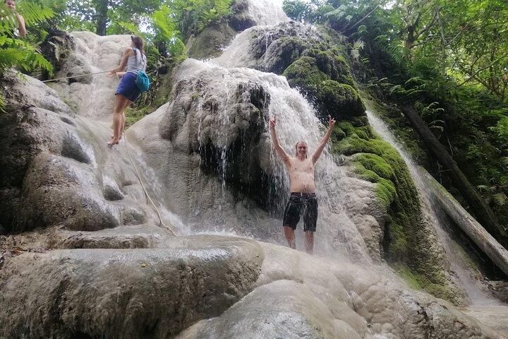 Visita Dantewada (Tierra de los Ángeles), Templo Azul y Cascada Pegajosa