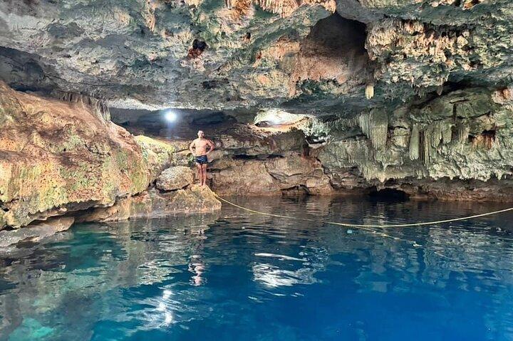 メキシコ、ユカタン州ティシミンのセノーテ、ピンクウォーター、チチェン・イッツァ
