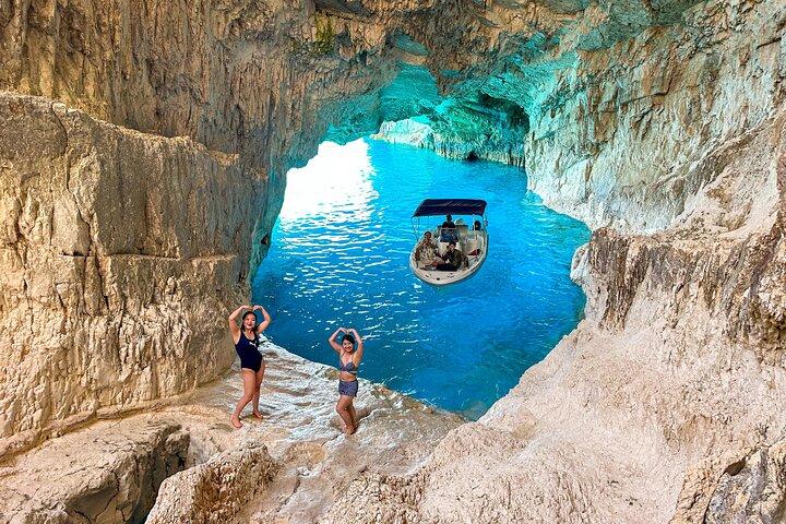 Visite exclusive de l'épave du navire et des grottes bleues : jusqu'à 10 personnes