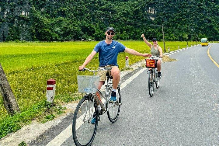 ベストセラー ハノイ発 リムジン付きニンビンハイライトツアー