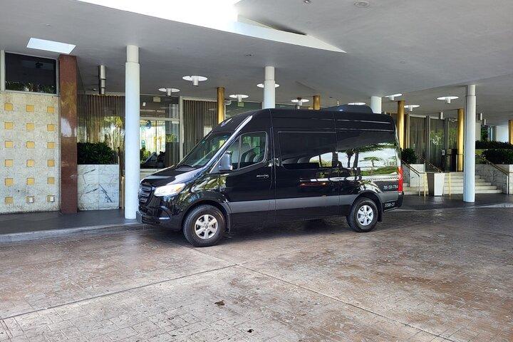 Traslado Hotel en Miami al Aeropuerto de Miami. Hasta 11 pasajeros.