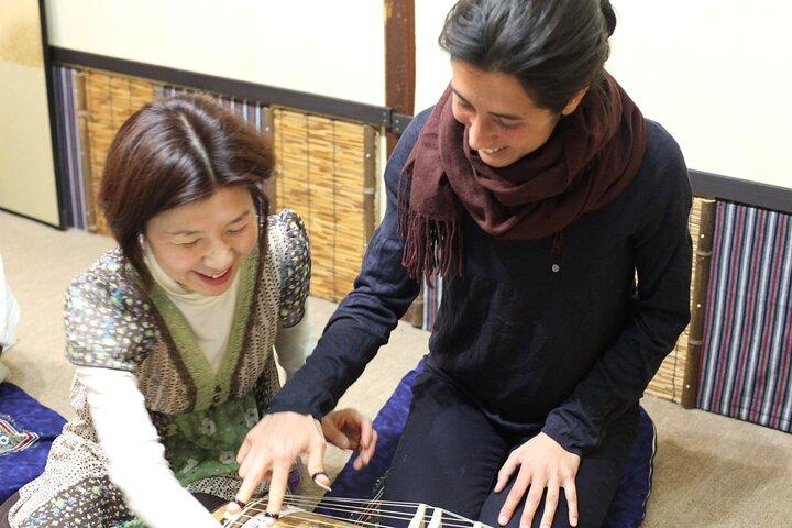 Aula particular de Koto em Kyoto com um artista profissional de Koto