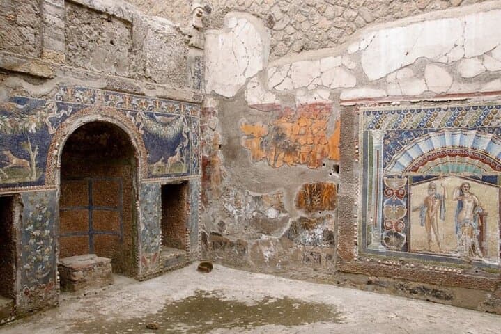 Pompeii: Exclusive Tour with an Archaeologist, Max 6 People Group