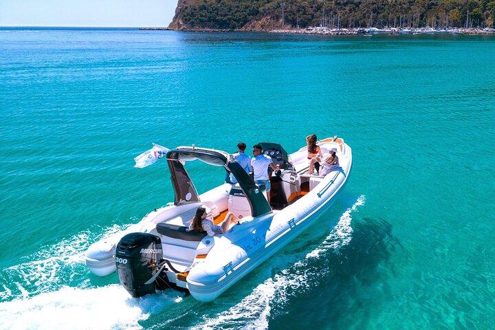 Passeio de barco em Cagliari com a Sardatrips; Nade, mergulhe com snorkel, beba e faça um lanche.
