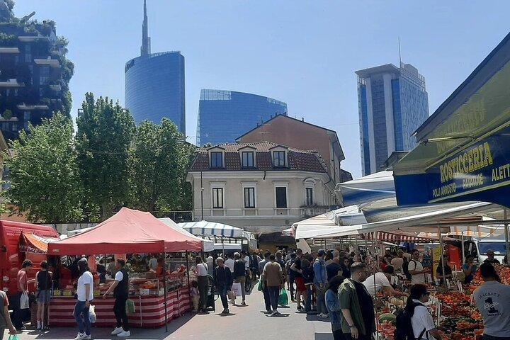 Tour del mercato di Milano e autentico aperitivo italiano a casa di un locale