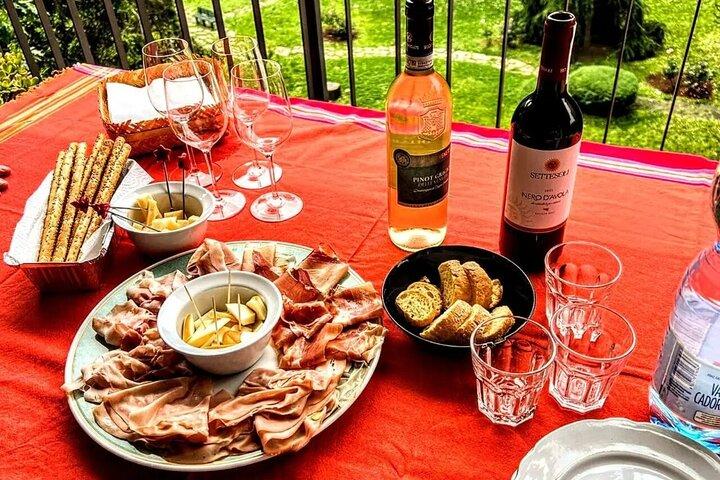 Tour del mercato di Milano e autentico aperitivo italiano a casa di un locale