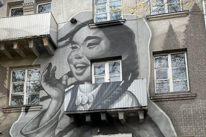Tour de arte callejero, mosaicos y historia nómada de Kirguistán