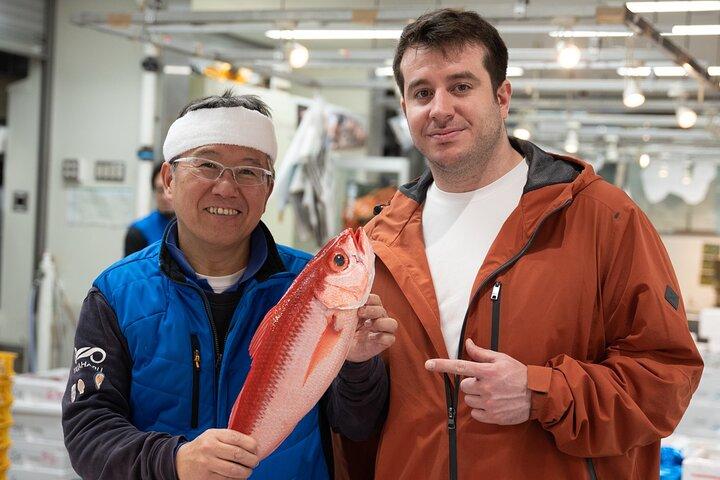 Excursão privada ao mercado de peixes de Toyosu e experiência culinária
