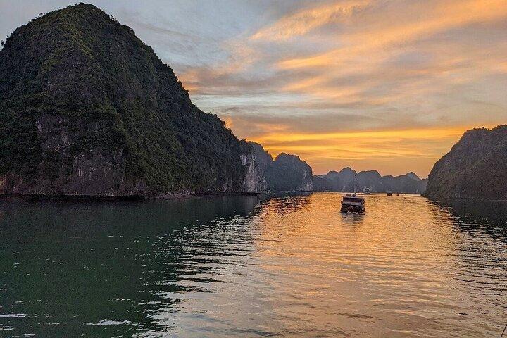 Cat Ba: Tramonto mozzafiato sulla baia di Lan Ha sulla crociera di lusso D'Charme
