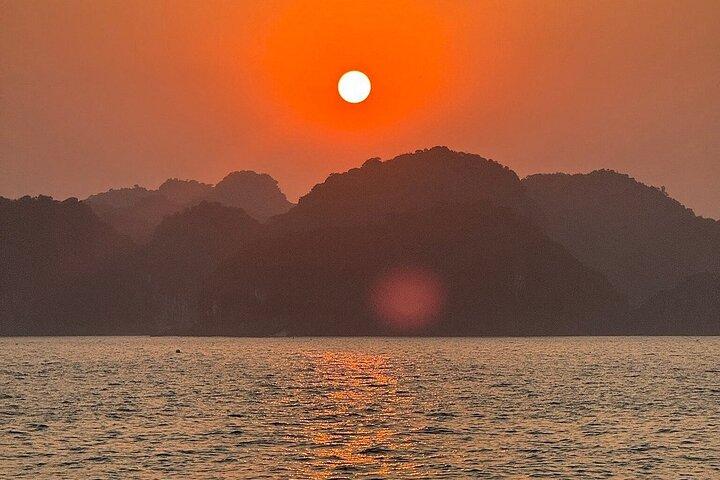 From Cat Ba Island: Amazing Sunset Tour in Lan Ha Bay, Kayaking