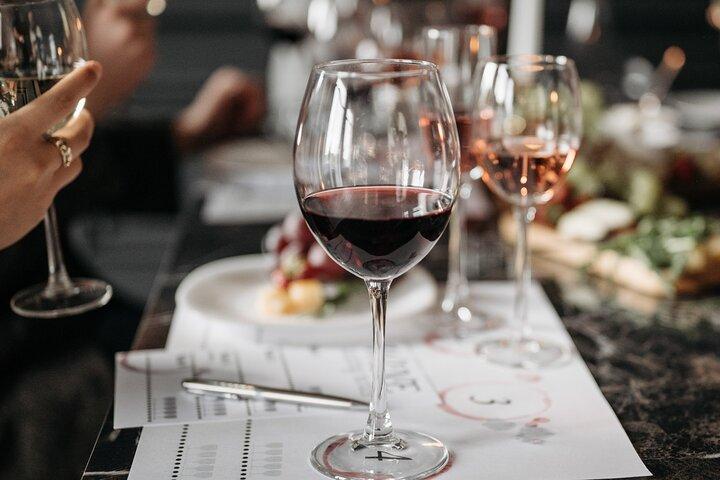Viagem Privada à Caverna Petralona e Afytos com Degustação de Vinhos