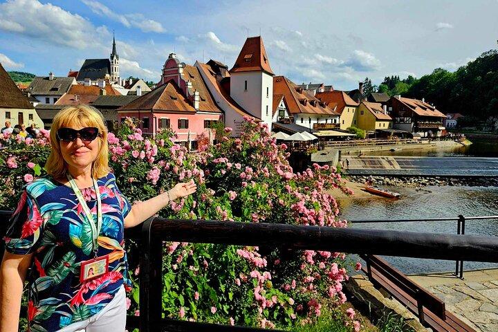 プラハ発、おとぎ話の街チェスキー・クルムロフへの贅沢な日帰り旅行