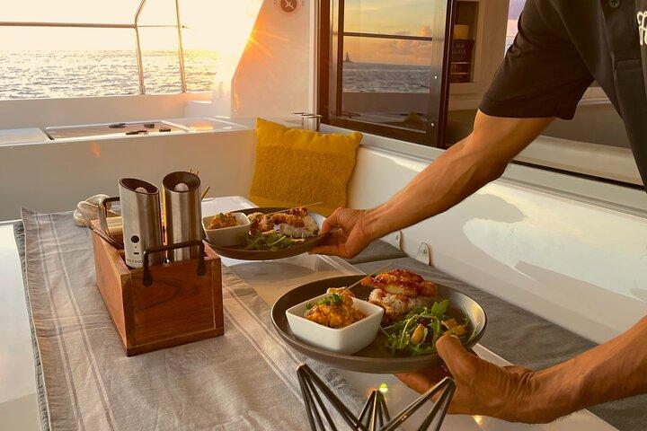 Yate al atardecer para grupos pequeños de primera categoría en Waikiki + degustación