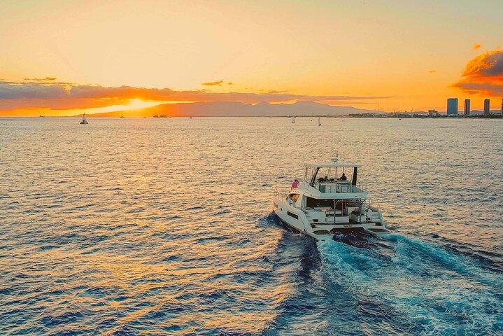 Yate al atardecer para grupos pequeños de primera categoría en Waikiki + degustación