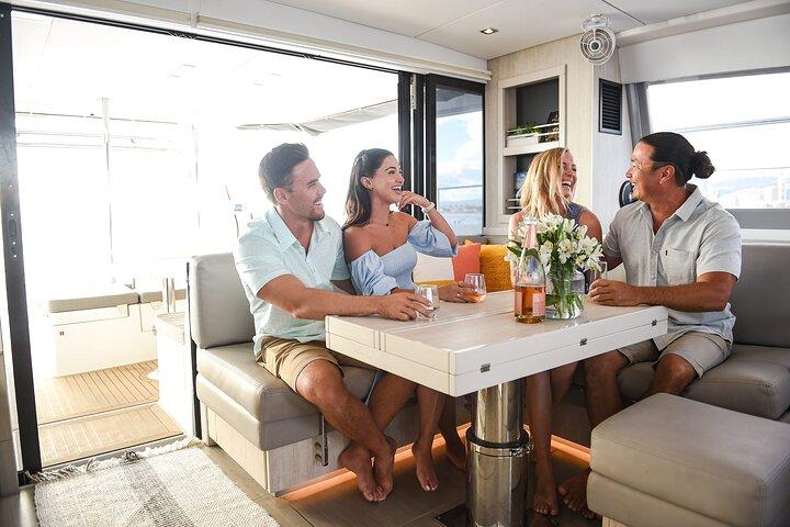 Yate al atardecer para grupos pequeños de primera categoría en Waikiki + degustación