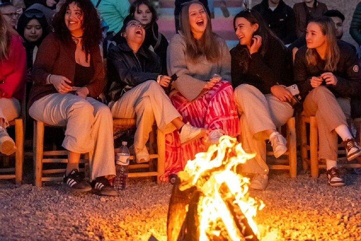 Esperienza con cena magica e giro in cammello al tramonto nel deserto di Marrakech