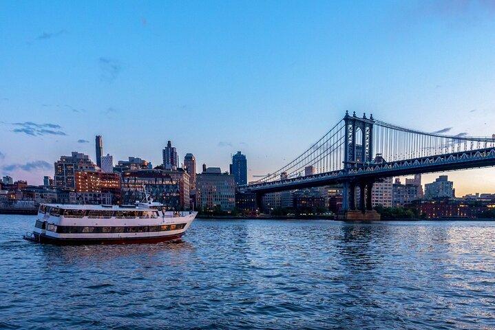 Bootstour mit Abendessen über die Skyline von New York