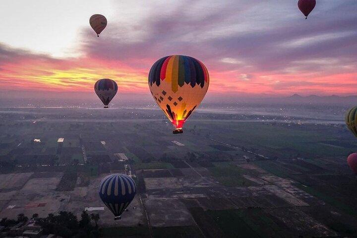 Giro in mongolfiera di lusso all'alba a Luxor