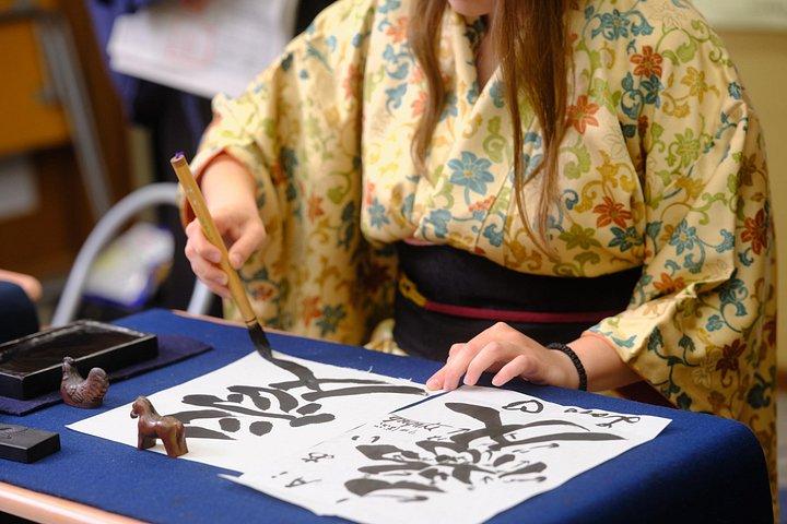 東京・品川 着物や作務衣を着て書道を体験