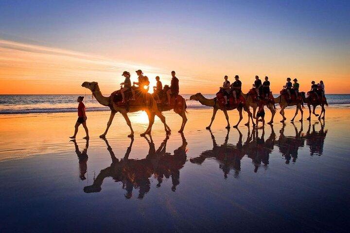 Reiten oder Kamelreiten bei Sonnenuntergang in Djerba