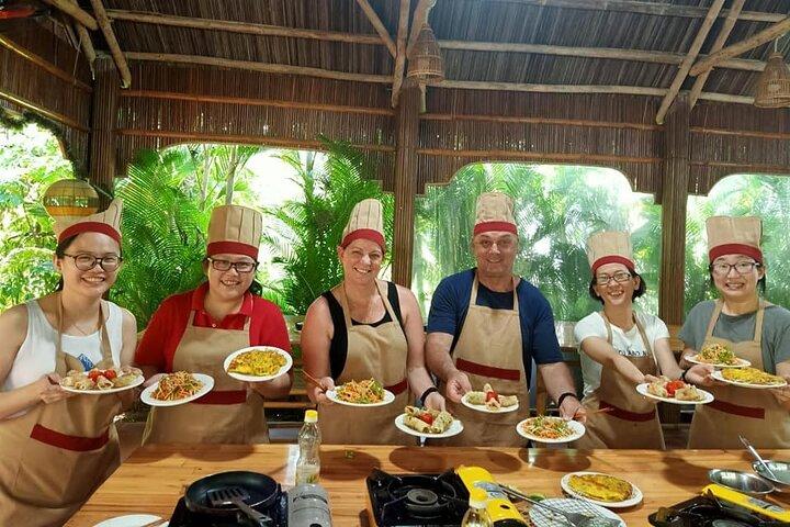 Fra DaNang/Hoi An: Marked, kurbåd og madlavning i Hoi An