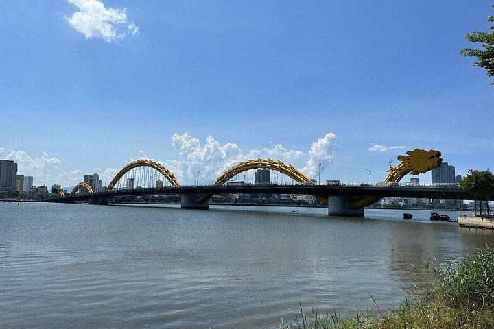 フエからホイアンへの専用車送迎(観光付き)