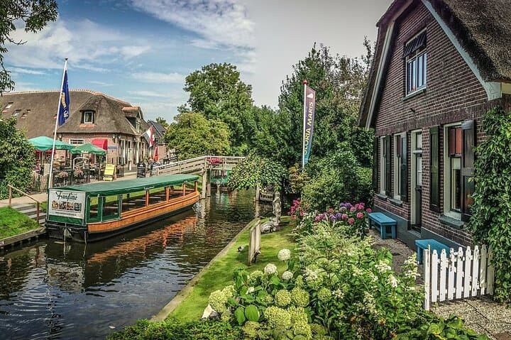 Private tour to the Zaanse Windmills and Giethoorn from Amsterdam